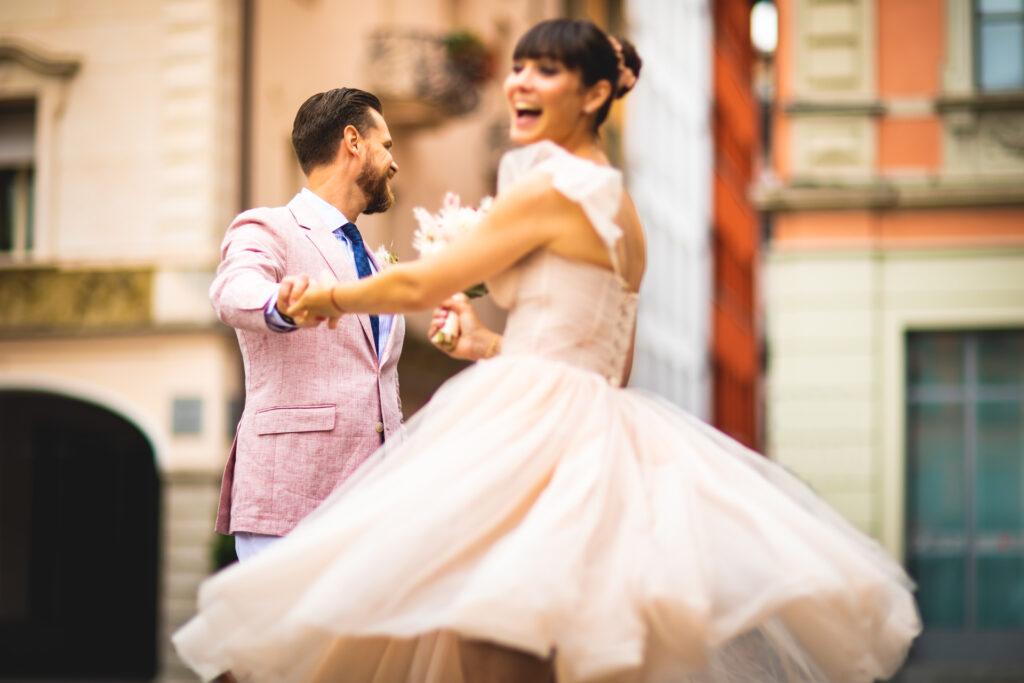 Sposi che ballano in piazza a Lugano