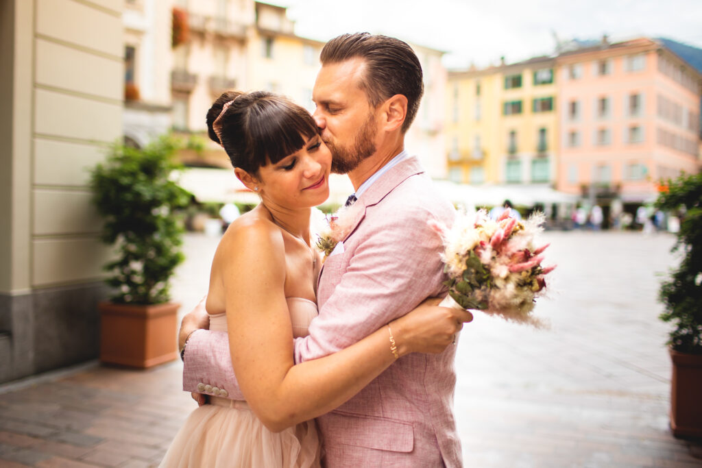 Sposi che ballano in piazza a Lugano