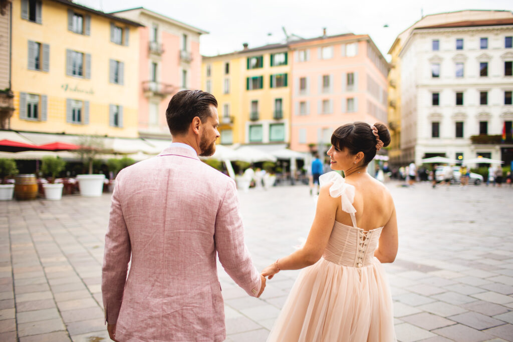 Sposi in piazza Lugano