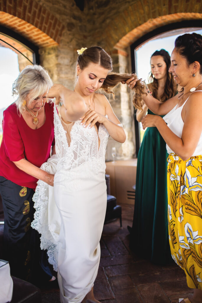 Reportage fotografico preparativi della sposa al Castello di Casiglio a Como