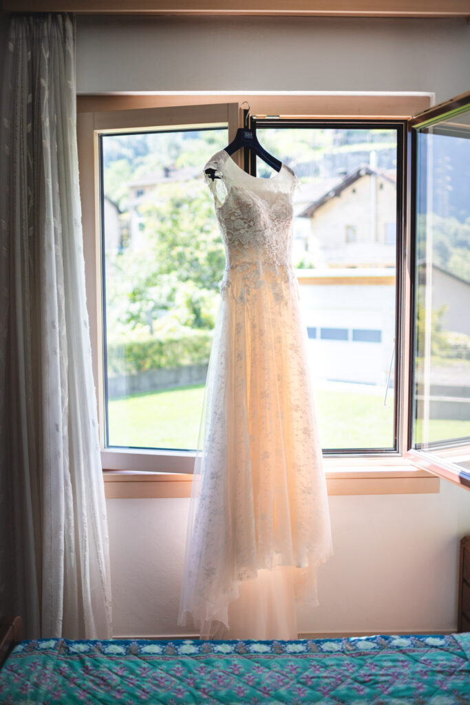 Abito della sposa fotografato durante i preparativi a Giornico in Leventina