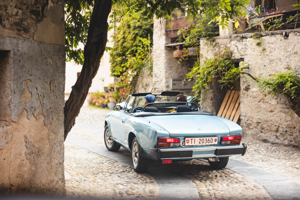 Sposi in auto a Giornico reportage di matrimonio