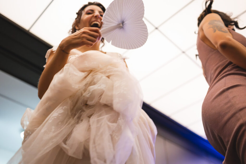 Sposa che balla felice reportage di matrimonio al Monte Verità ad Ascona