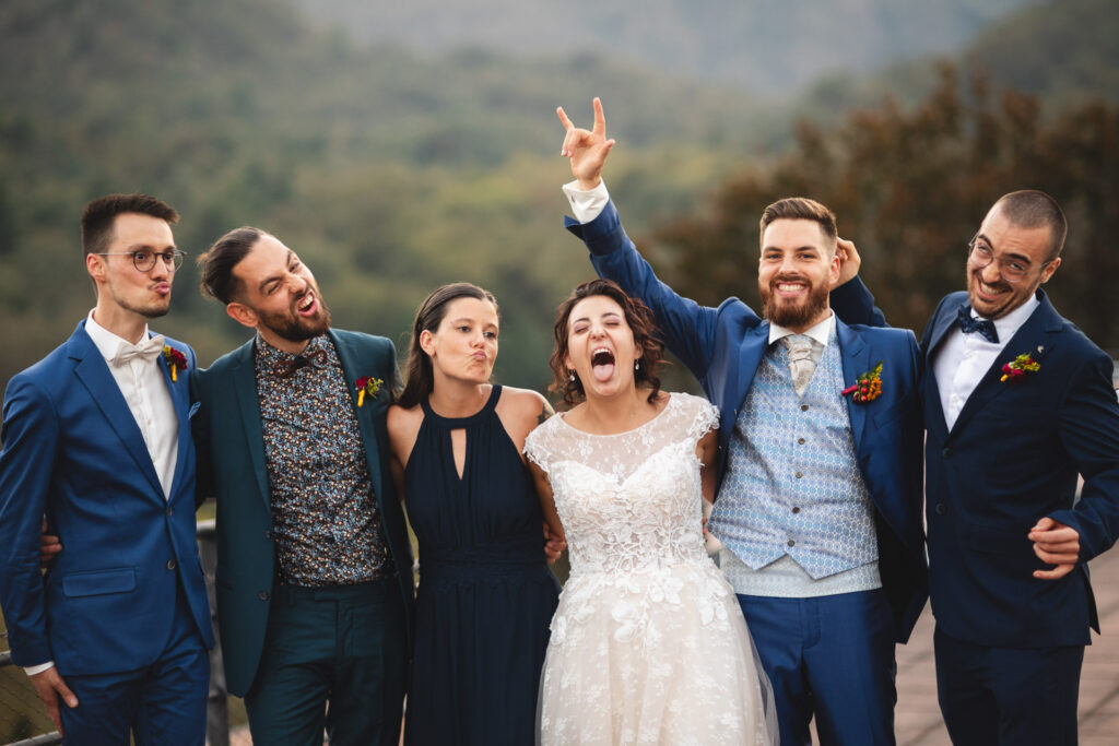 Gruppo di amici con gli sposi al Monte Verità durante un reportage di matrimonio