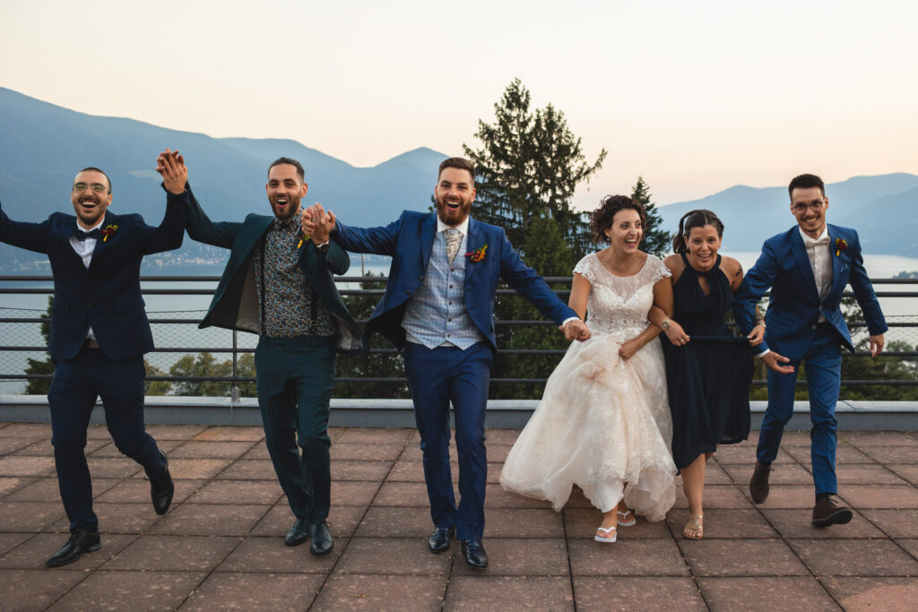 Gruppo di amici con gli sposi al Monte Verità durante un reportage di matrimonio