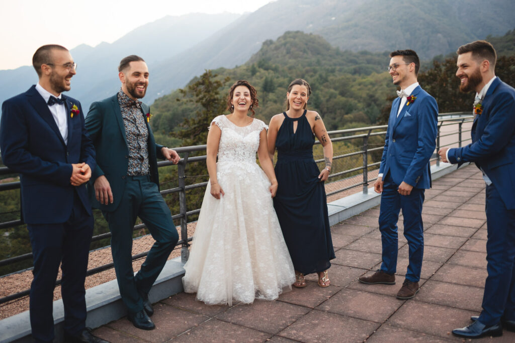Gruppo di amici con gli sposi al Monte Verità durante un reportage di matrimonio