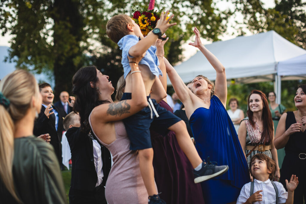 Lancio del bouquet durante un servizio fotografico di matrimonio al Monte Verità ad Ascona