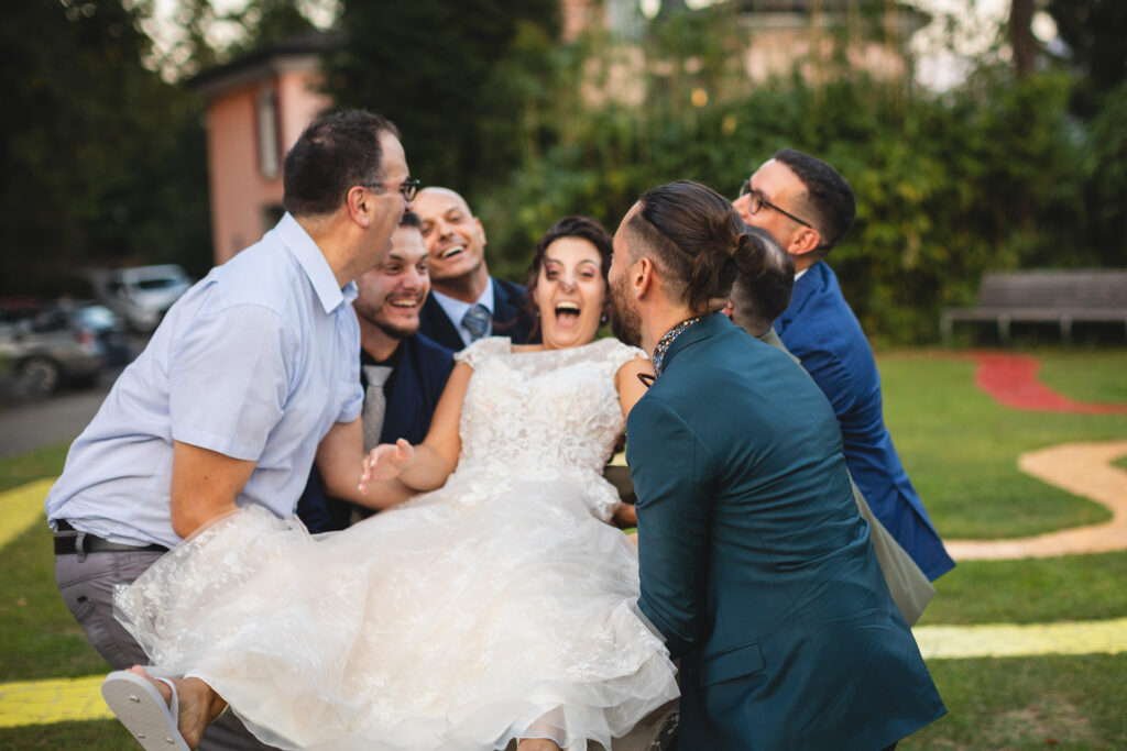 Volo della sposa durante un servizio fotografico di matrimonio al Monte Verità ad Ascona