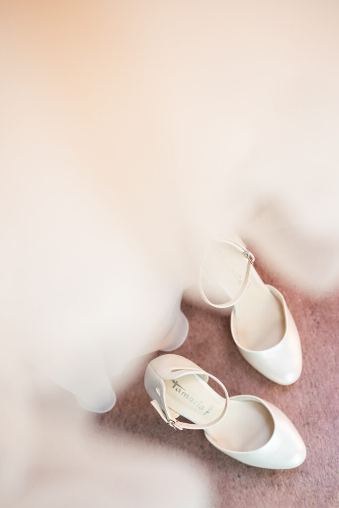Scarpe della sposa - servizio fotografico preparativi per la Cerimonia a Giornico in Leventina