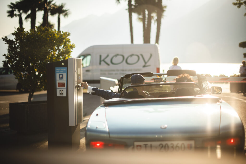 Sposi in cabriolet reportage fotografico ad Ascona