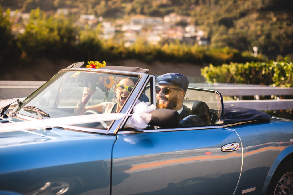 Sposi in cabriolet reportage fotografico a Giornico in Leventina