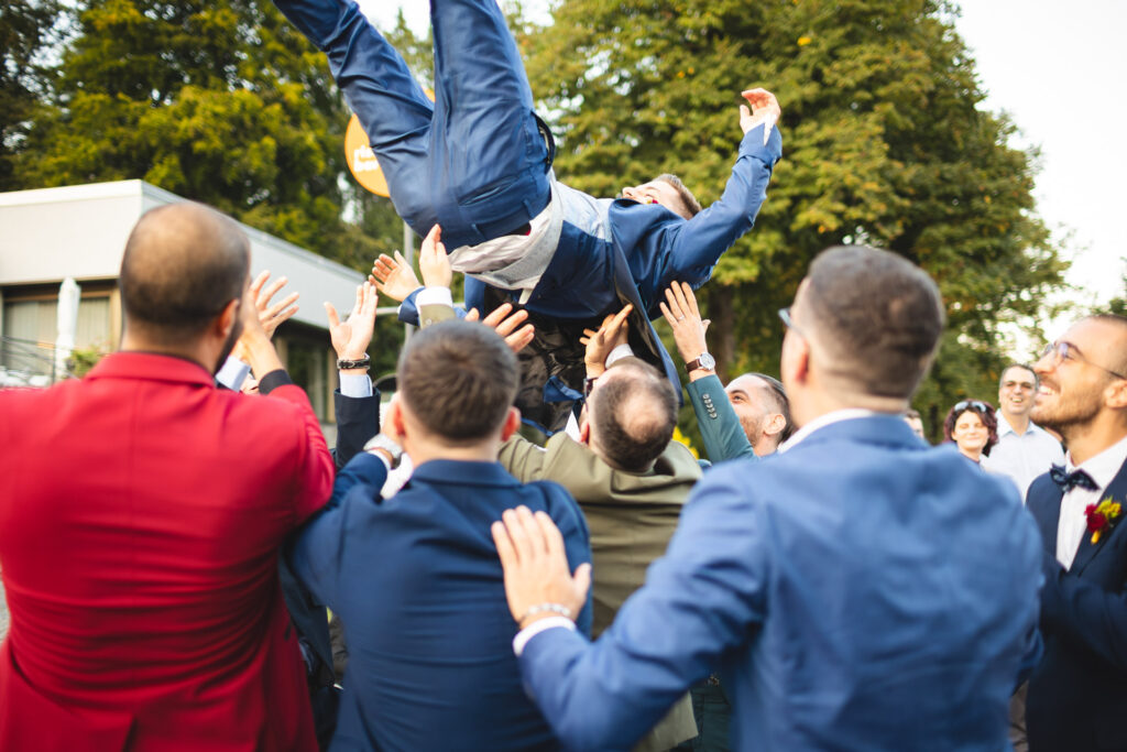 Volo dello sposo durante un servizio fotografico di matrimonio al Monte Verità ad Ascona