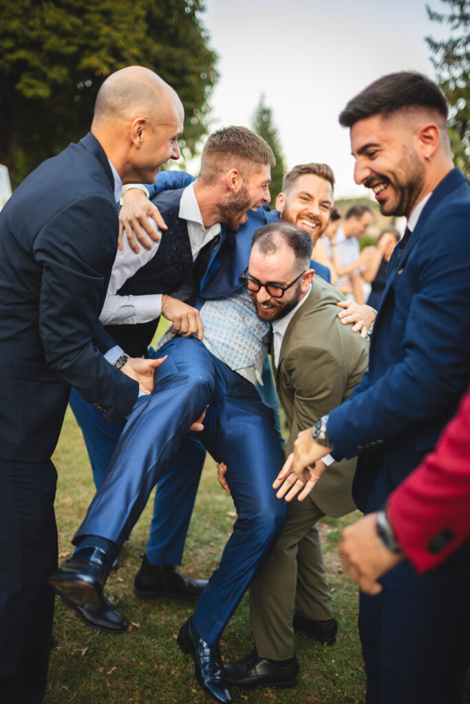 Giochi con lo sposo durante un servizio fotografico di matrimonio al Monte Verità ad Ascona