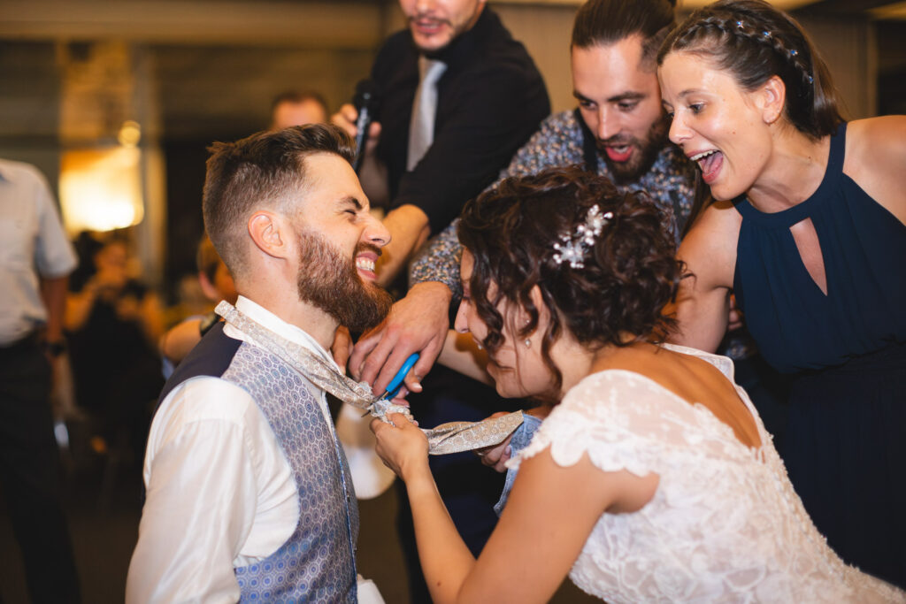 Taglio della cravatta durante un servizio fotografico di matrimonio al Monte Verità ad Ascona