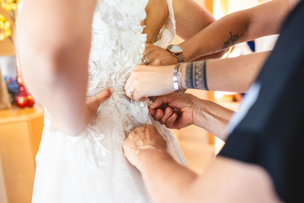 Vestizione sposa durante un servizio fotografico di matrimonio a Giornico in Leventina